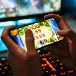 Gamer spielt Videospiele auf Smartphone