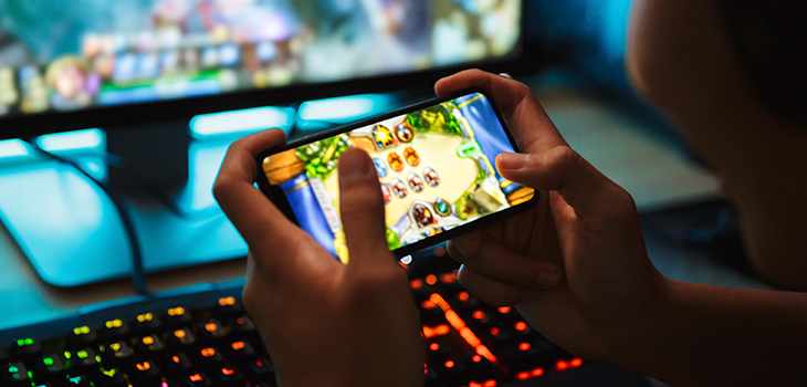 Gamer spielt Videospiele auf Smartphone